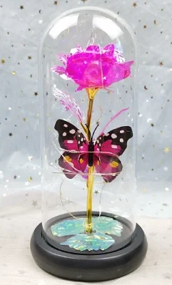 Rose artificielle dans cloche papillon violet